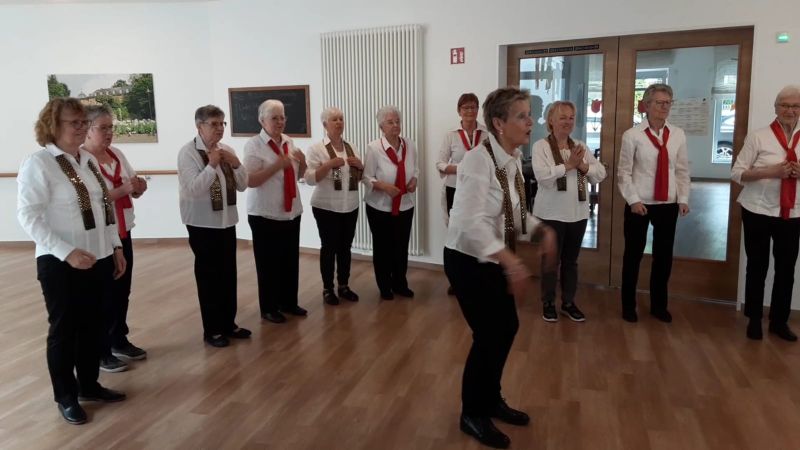 Senioren Tanzen in den Mai