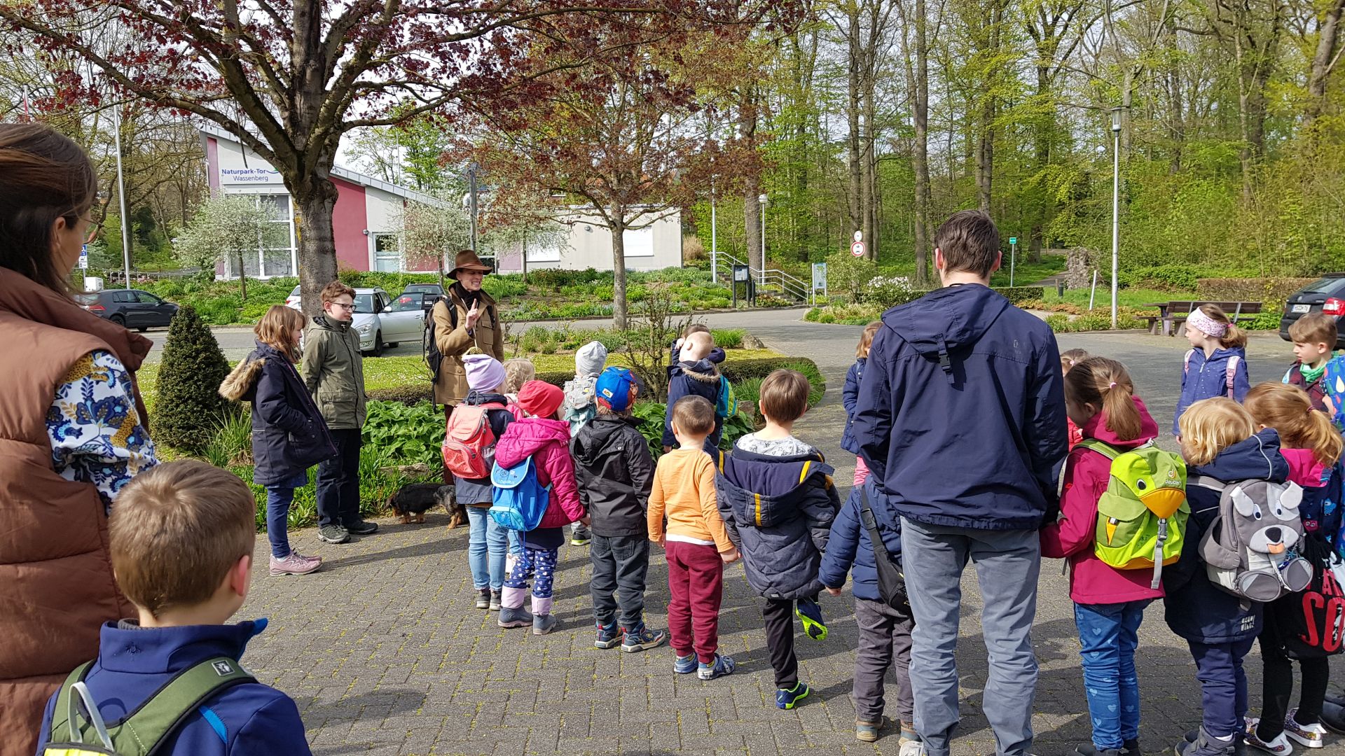 mit der Kindergruppe 4-6 in den Wald